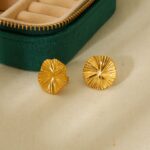 Wrinkled round earrings - Image 2
