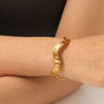 Layla Gold W-shaped delicate bracelet - Image 2