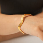 Layla Gold W-shaped delicate bracelet - Image 3