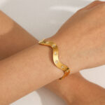 Layla Gold W-shaped delicate bracelet - Image 4