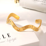 Layla Gold W-shaped delicate bracelet - Image 8