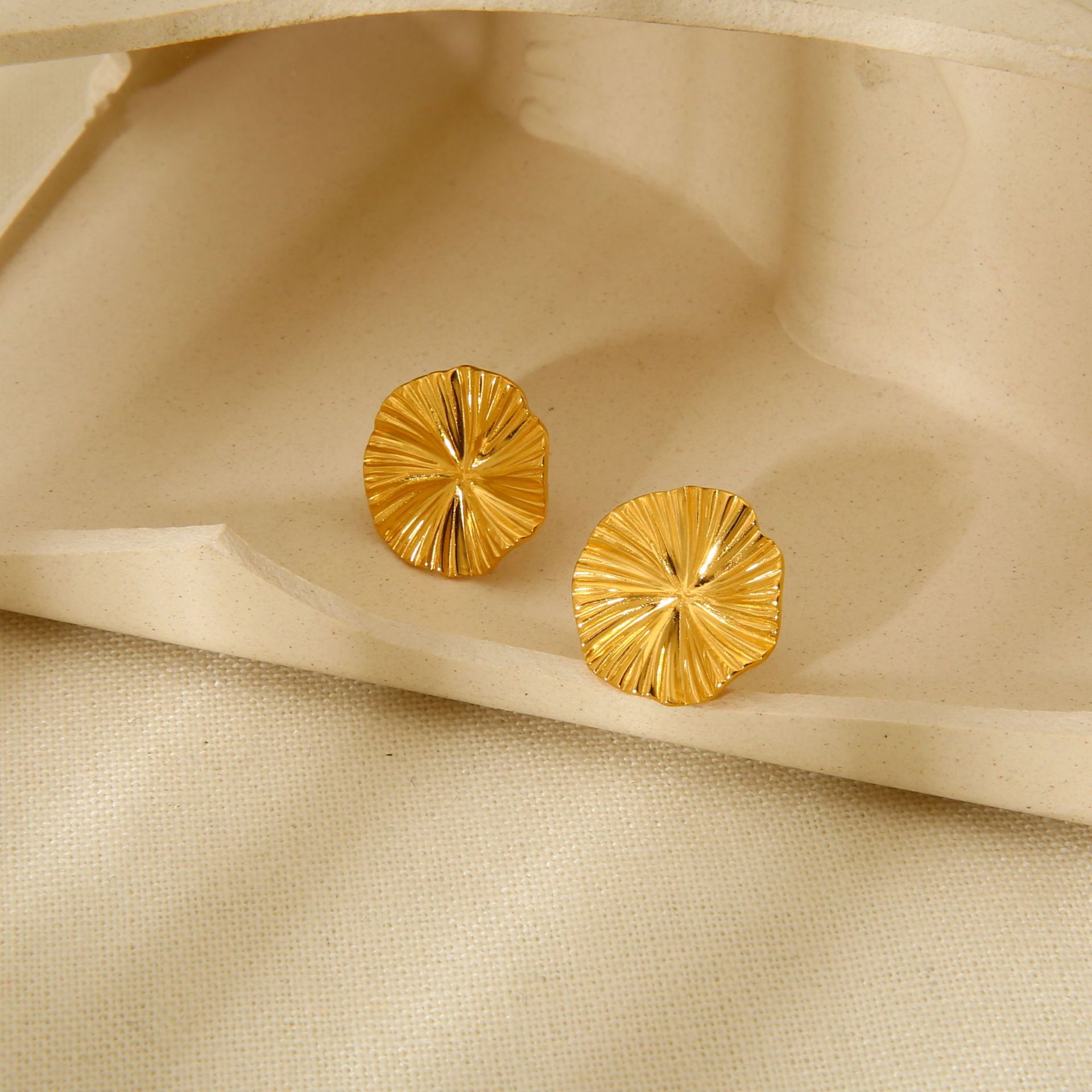 主图-01 Wrinkled round earrings - Image 1