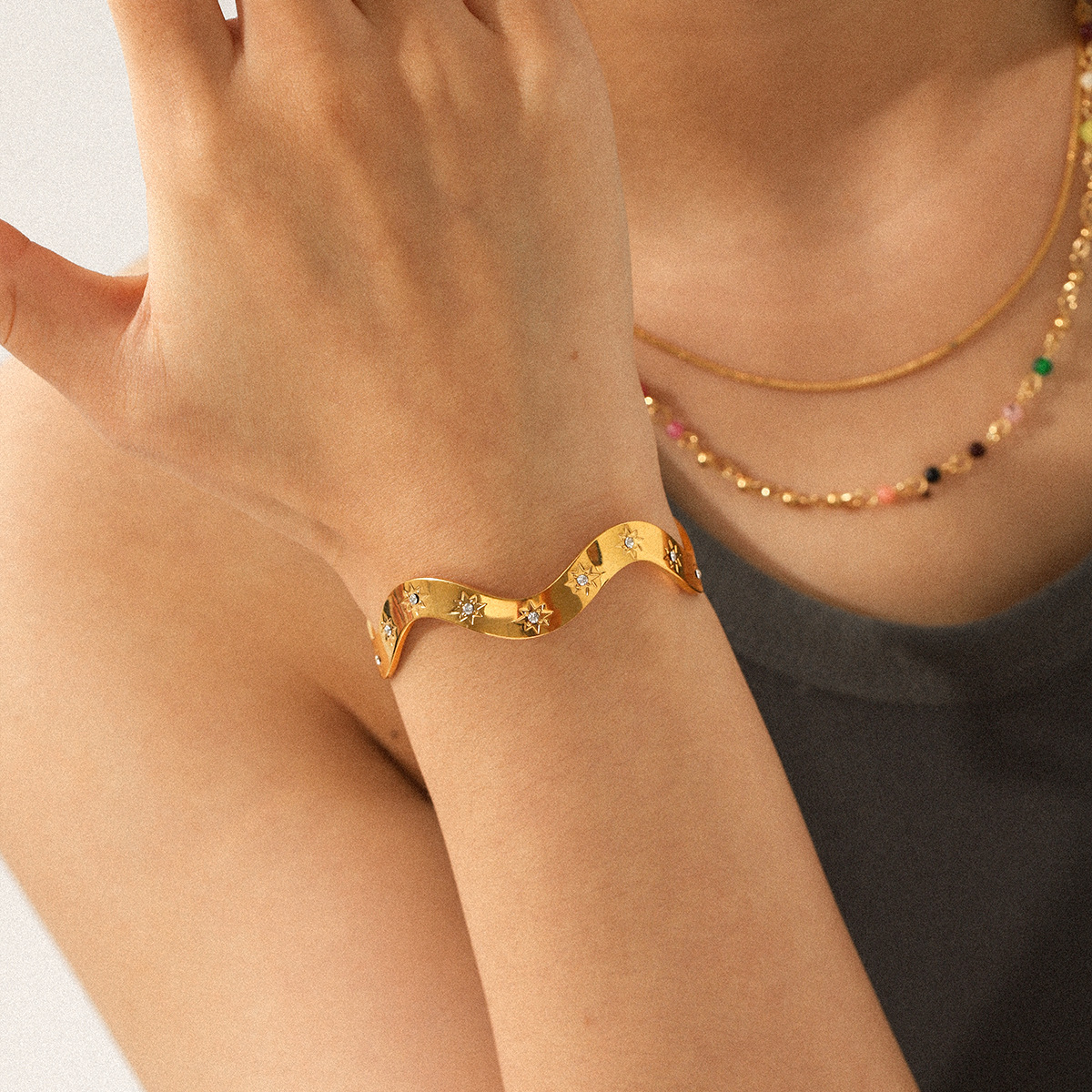 主图01 Layla Gold W-shaped delicate bracelet - Image 1